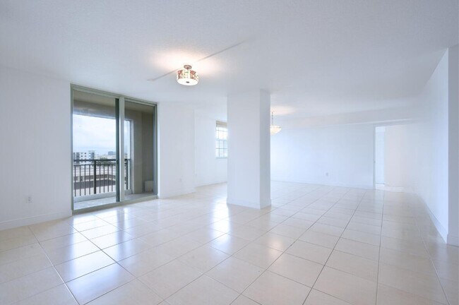 Building Photo - 610 Clematis St