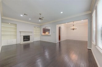 Building Photo - 11623 Royal Oaks Crossing