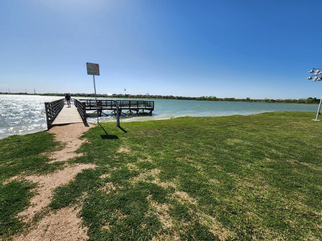 Building Photo - Scenic Views and Stylish Living