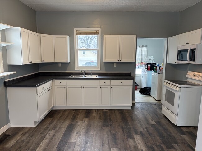 Building Photo - 608 4th St SE