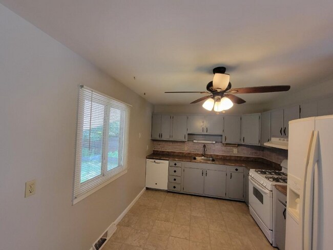 Building Photo - 3913 Alan Dr