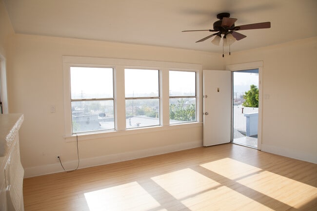 Living room - 3435 N Figueroa St