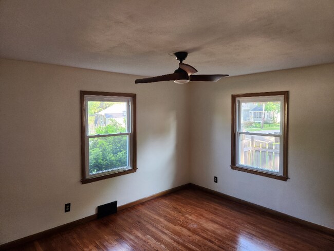 Foto del edificio - 125 N Maple Ave