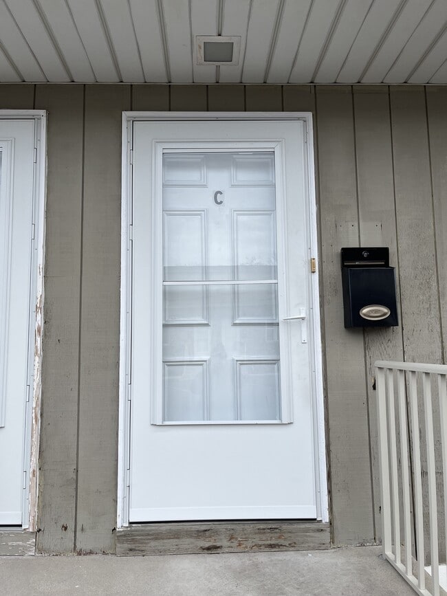 Building Photo - 611 Lincoln Way W