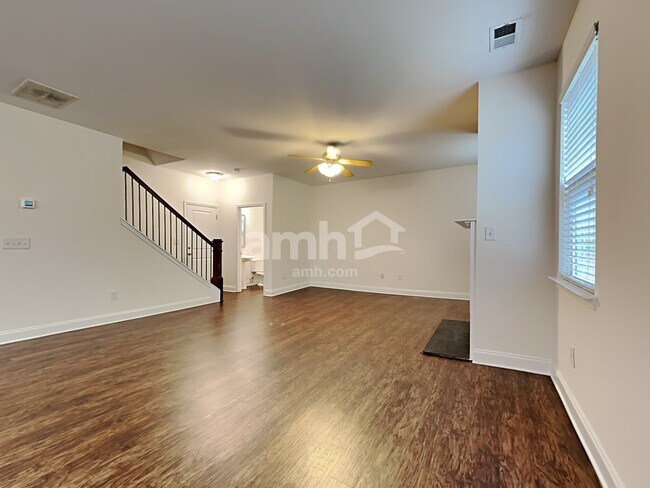 Foto del edificio - 214 McBee Place