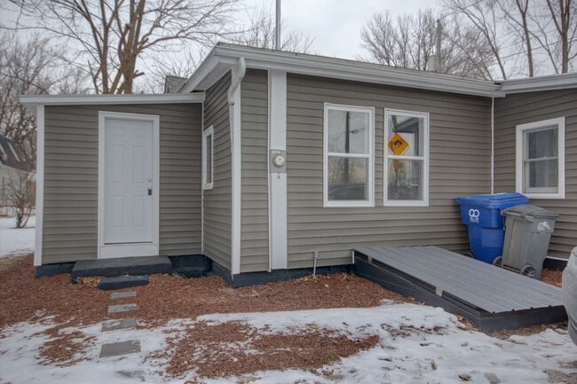 Building Photo - 2 BED 1 BATH HOUSE FOR RENT