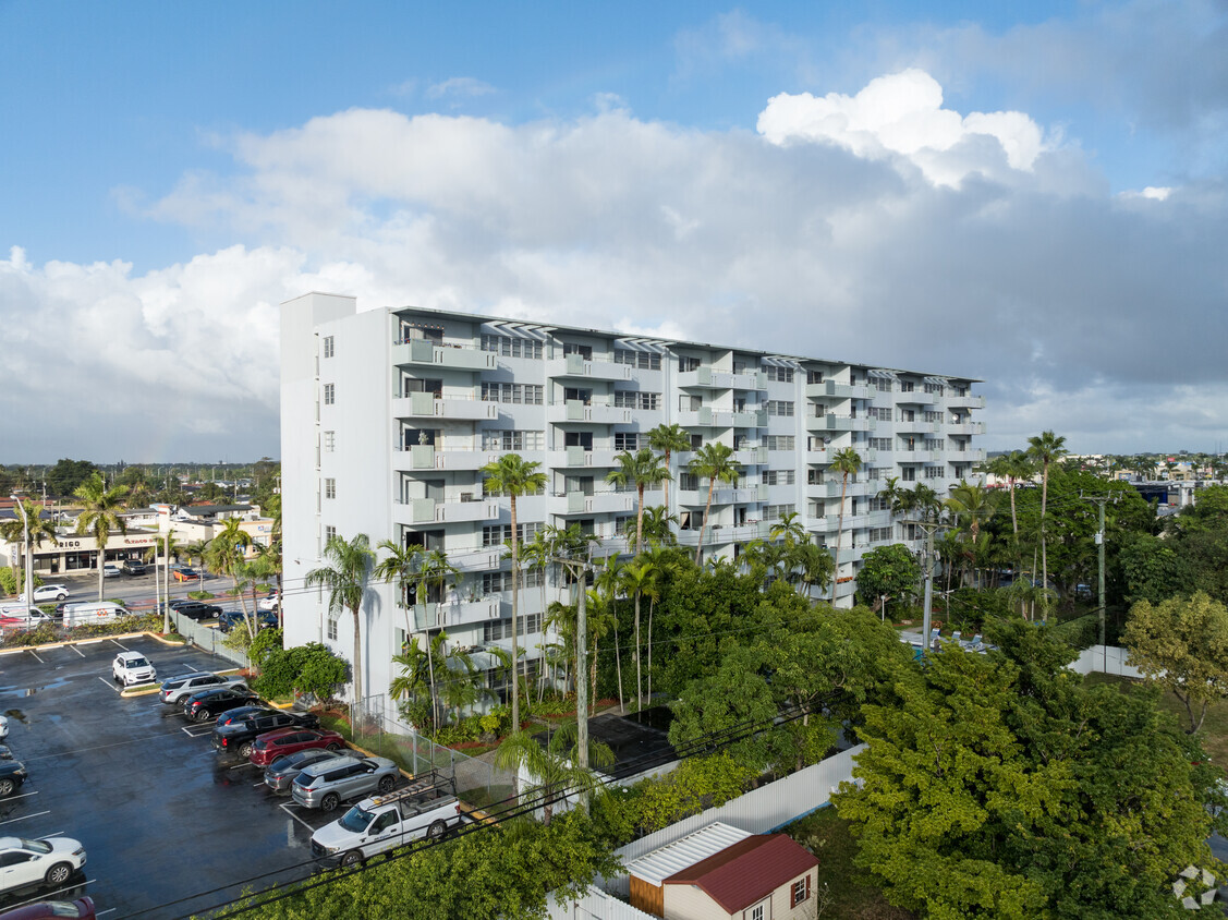 Primary Photo - Les Monttellier Apartments