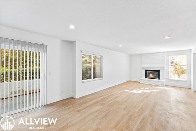 Foto del edificio - Upgraded 3 Bedroom Townhome in the Gated C...