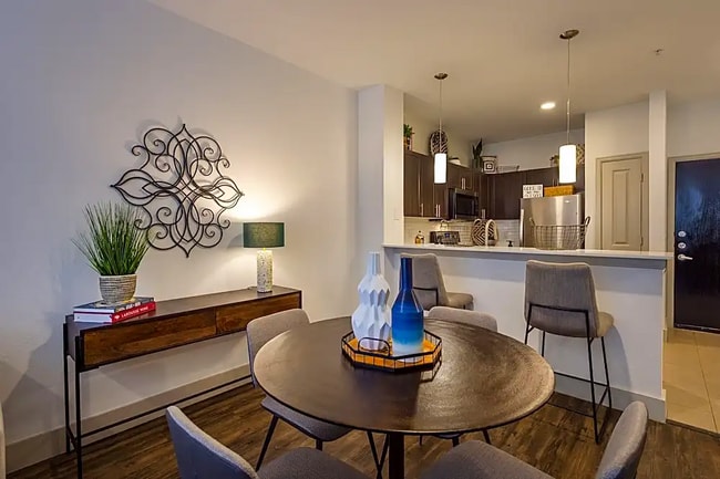 Building Photo - Perfect Space, Prime Location – 1 Bed in D...