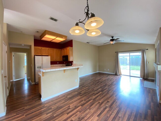 Foto del edificio - Well Kept Home with 3 Car Garage!