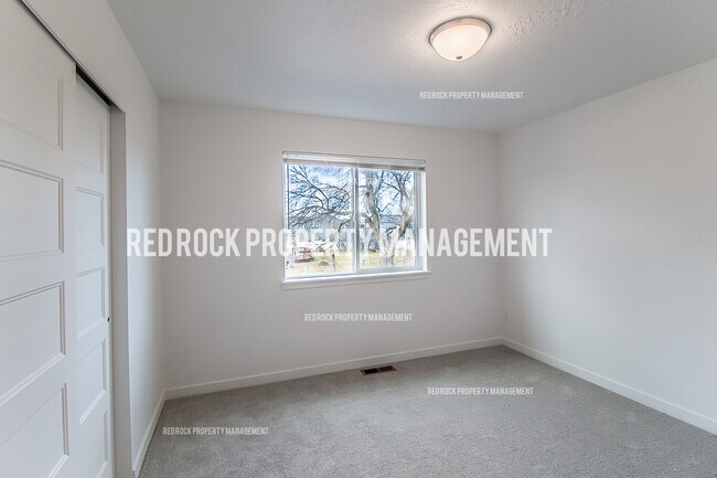 Foto del edificio - 1028 N Davis Ln