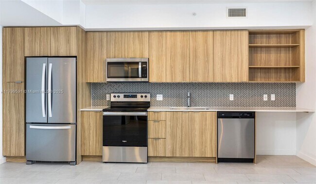 Building Photo - 2150 N Bayshore Dr