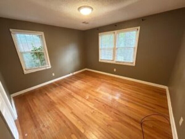 Building Photo - 3 Bed/1 Bath in Rosewood