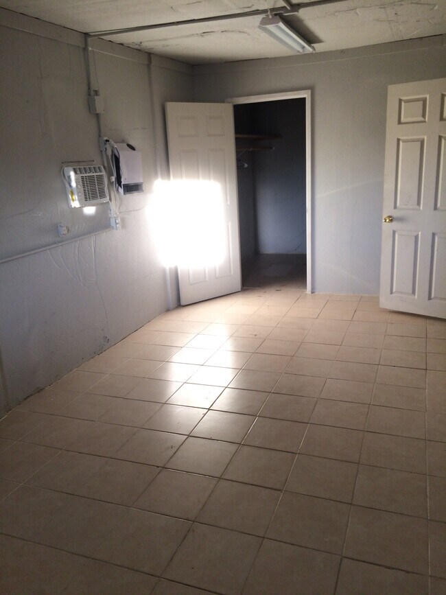 Bedroom 2, closet - 840 w 7th st