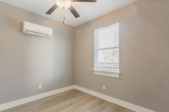 Building Photo - Downtown Townhome!