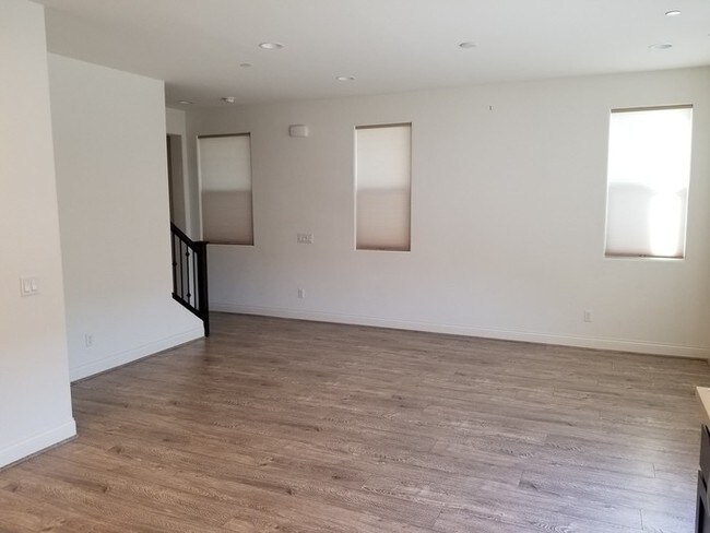 Building Photo - New Paso Townhouse 3 Bed / 2.5 Bath