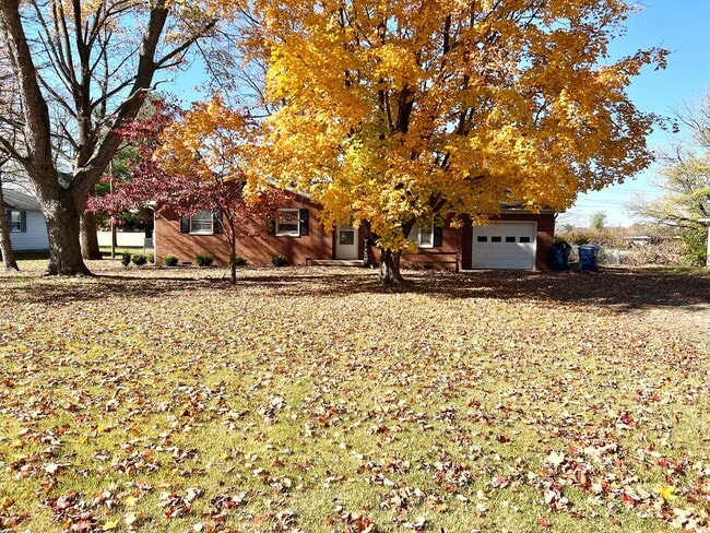 Building Photo - Updated 3 Bedroom, 1.5 Bath Home with Fenced Yard & Attached Garage!