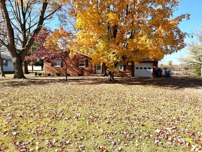 Foto del edificio - Updated 3 Bedroom, 1.5 Bath Home with Fenced Yard & Attached Garage!