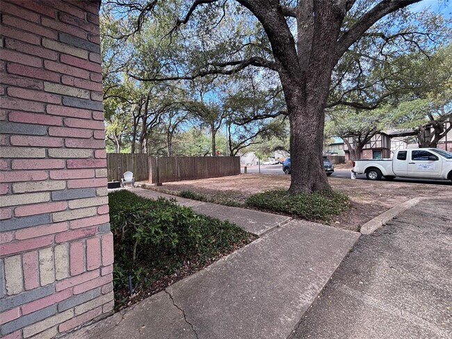 Building Photo - 7407 Shadow Hill Dr