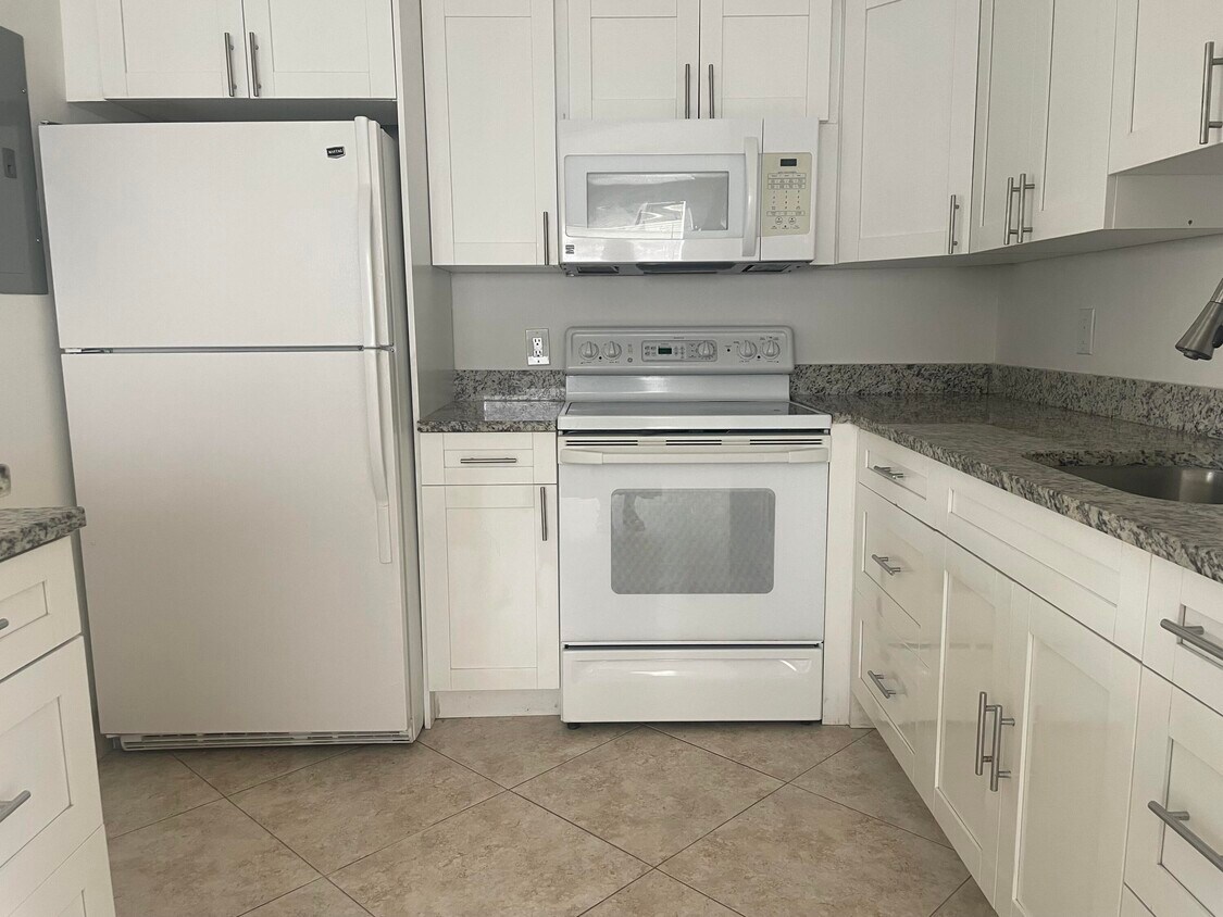 Primary Photo - 486 Saxony Dr