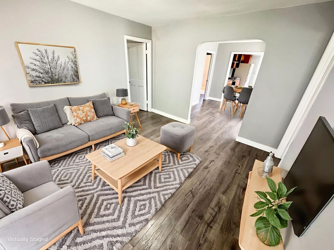 Foto principal - 2 bed 2 bath Single family home with a big...