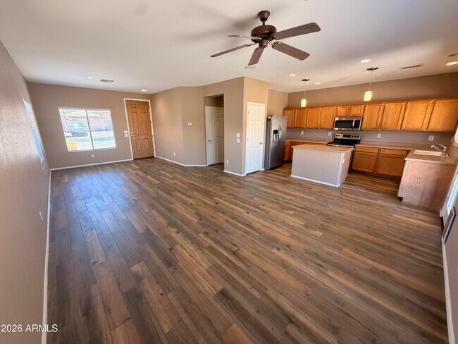 Foto del edificio - 9450 W Quail Ave