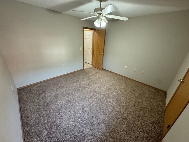 Building Photo - 2 bedroom 2 bath apartment at Parkwood Apa...