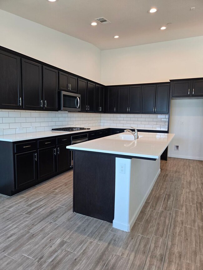 Foto del edificio - HIGHGATE 3 BED 2 BATH HOUSE RENTAL