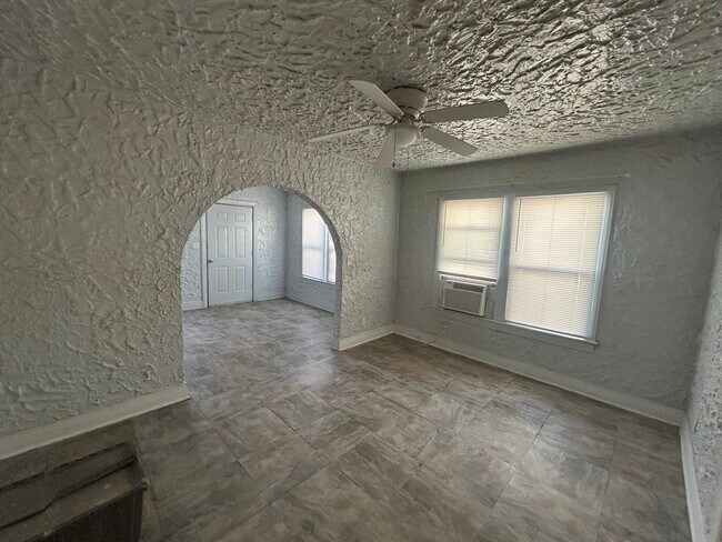 Dining room - 1307 N Lewis Pl
