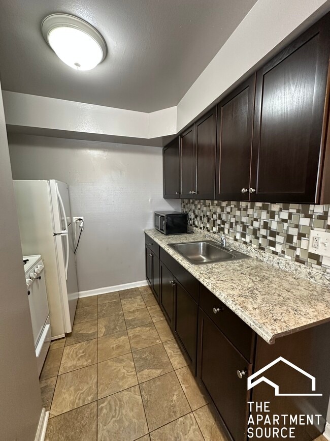 Building Photo - 9612 Ivanhoe Ave