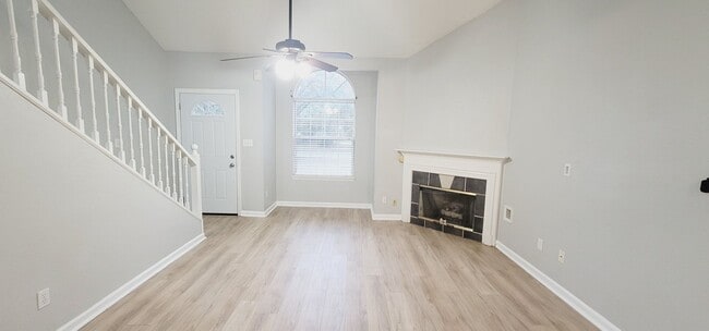 Building Photo - MODERN NW 3/2 w/ Washer/Dryer, Plank Vinyl Floors, Deck, & Vaulted Ceilings! Available NOW for $1...