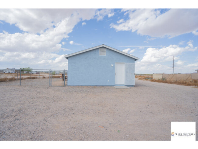 Building Photo - Discover the Comfort of Desert Living in t...