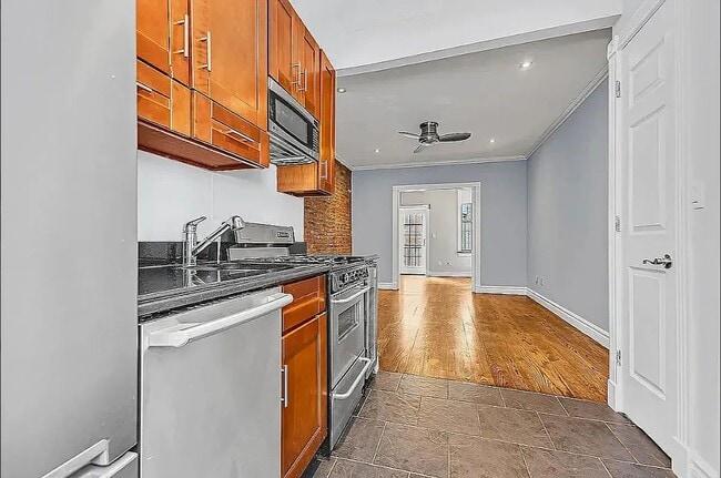 Building Photo - 722 Tenth Avenue