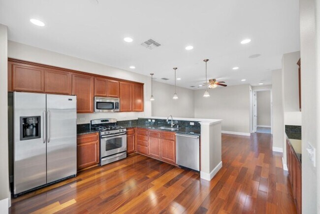 Foto del edificio - Townhouse - Beautiful 4bdrm, 3 bath - Rocklin