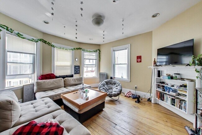 Foto del edificio - 9/1 No Fee!  Mission Hill 5BR/2BA w/EIK, laundry, balcony!