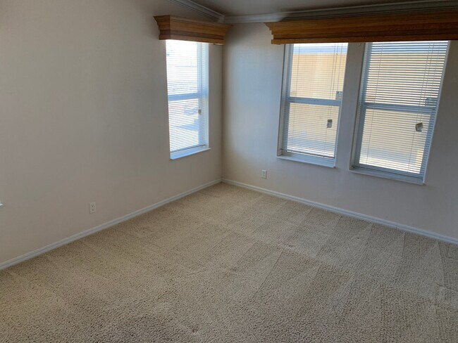 Foto del edificio - MOVE-IN READY!