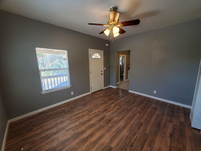 Foto del edificio - Charming duplex available Oct 15th.