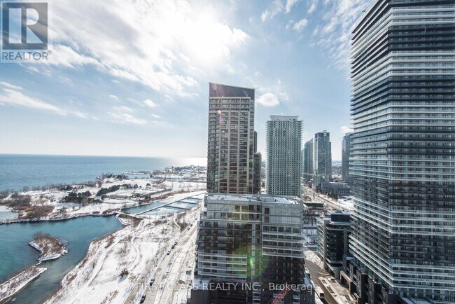 Photo du bâtiment - 80 Marine Parade Dr