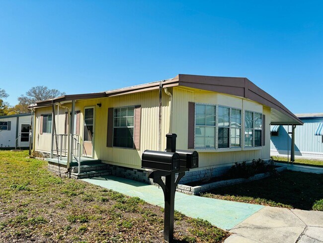 Building Photo - 55+ Living: 2 Bed/2 Bath Trailer Home with...