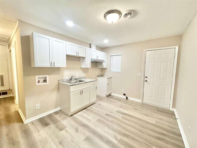 Foto del edificio - 6454 Raymond Dr