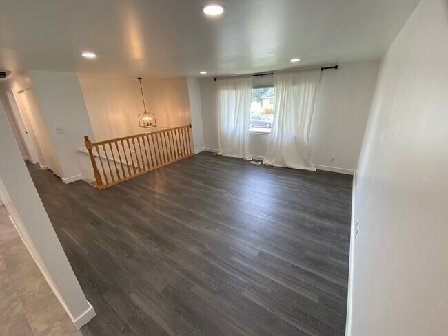 Building Photo - 95 W 8710 S