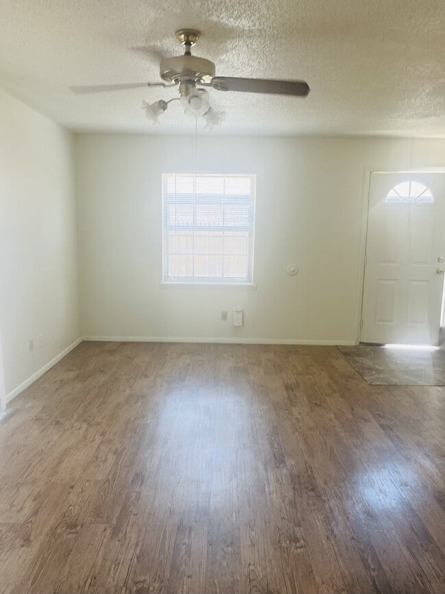 Building Photo - 2 Bedroom Townhome
