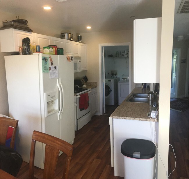 Building Photo - 5550 Birdsong Ln