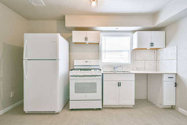 White Kitchen you've always wanted! - 5017 Boicewood St