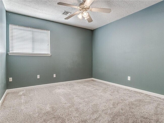 Building Photo - Perfect location right next to Lake Hefner!
