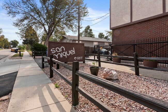 Foto del edificio - 3611 E San Miguel St