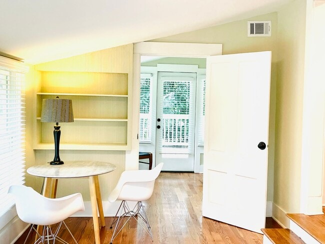 Building Photo - Beautifully restored cottage downtown Madsion