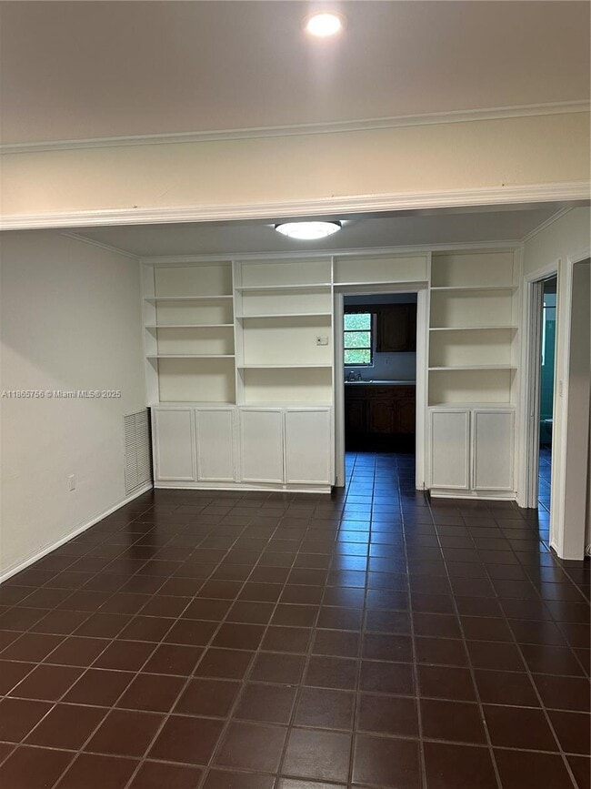 Building Photo - 527 Gerona Ave