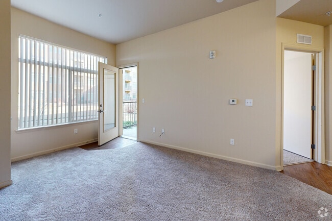 1 habitación, 1 baño - 544 pies cuadrados - Sala de estar - Dahlia Square Senior Apartments