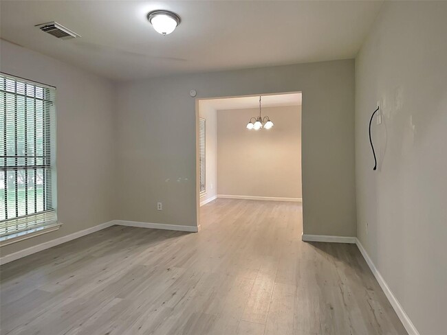 Foto del edificio - A spacious and move-in ready 3-bedroom, 1....